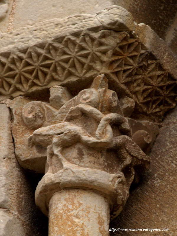 CAPITEL DEL EXTERIOR DEL TEMPLO - GARZAS